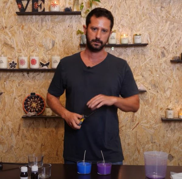 אישה יוצרת נרות ריחניים ביתיים עם חומרי גלם טבעיים וציוד מקצועי
