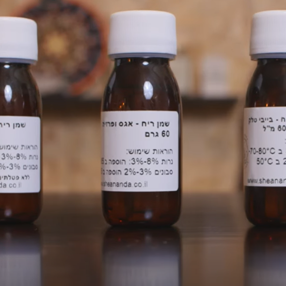 בקבוקי שמן ריחני טבעי ליצירת נרות ביתיים - תווית עם הוראות שימוש וריכוז שמן